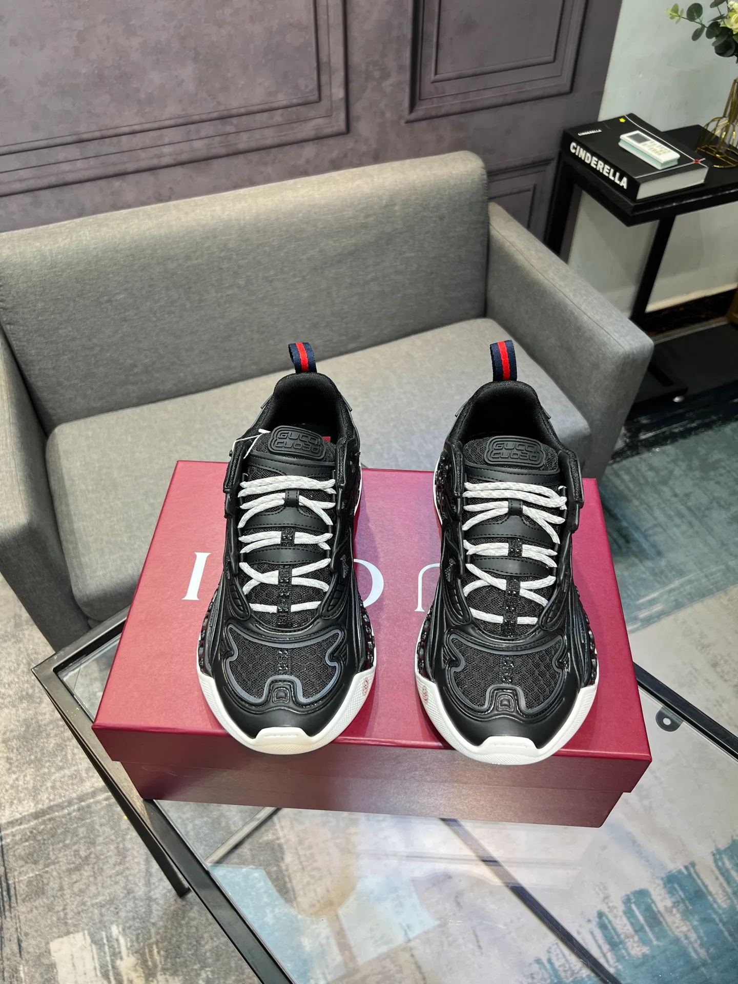 Men's Men's Shoes 💰900 Gucci Gucci 2.0 Sports Shoes Couple's Style Retro Casual Shoes Running Shoes Original Purchase, Development, Production Gucci 2.0 Sports Shoes reinterpret the brand's iconic striped webbing elements. This sneaker reinterprets the iconic details, using thick EVA soles with a smart silhouette, bringing a stable and comfortable wearing experience. Exquisite packaging at the delivery counter. Fabric: original imported cowhide + technical fabrics. Lining: original imported breathable mesh. Sole: original molded ultra-light foam rubber. Bottom thickness: 4CM. Size: 35-40 for women / 39-45 for men.